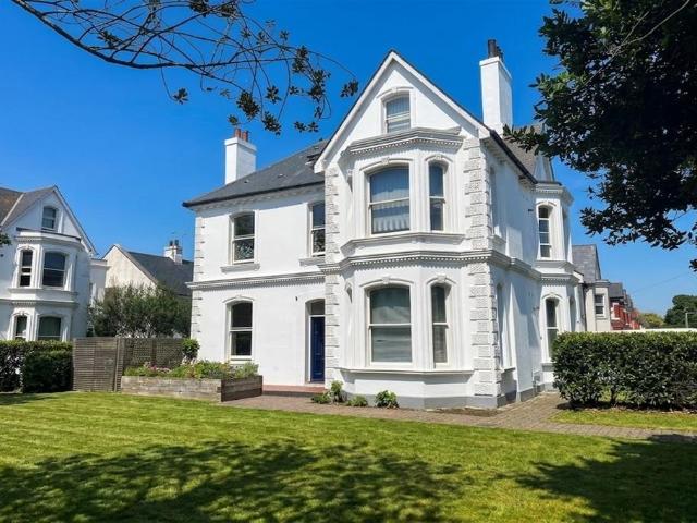 Mill Road, Worthing, BN11 2 bed flat to rent £1,375 pcm £317 pw