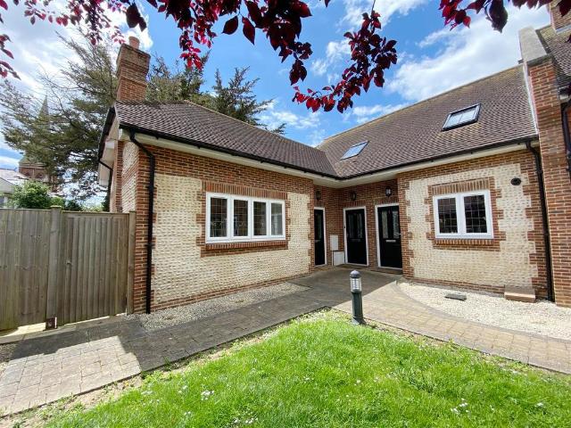 Mill Road, Worthing BN11 3 bed house to rent £1,895 pcm £437 pw