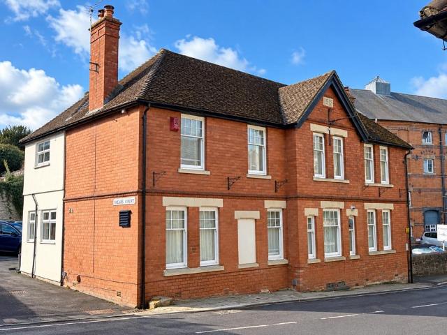 Mill Street, Wantage 2 bed ground floor flat to rent £1,295 pcm £299 pw