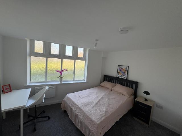 Mill Street, Cannock WS11 2 bed flat to rent £1,300 pcm £300 pw