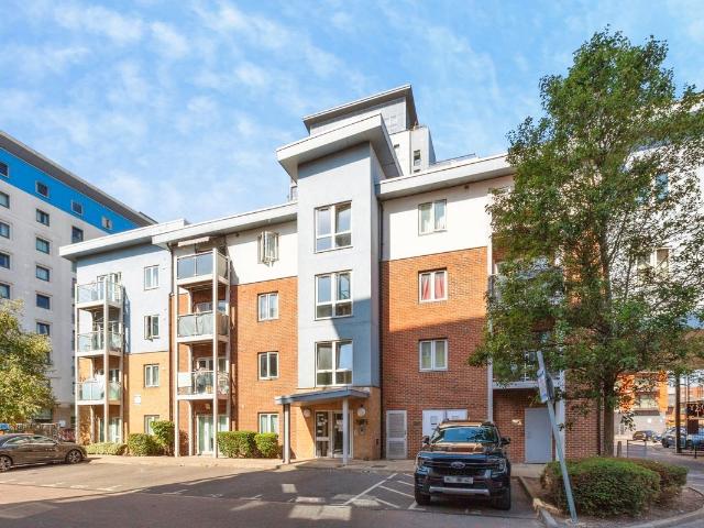 Mill Street, Slough SL2, 2 bed flat to rent, £1,400 pcm | PrimeLocation