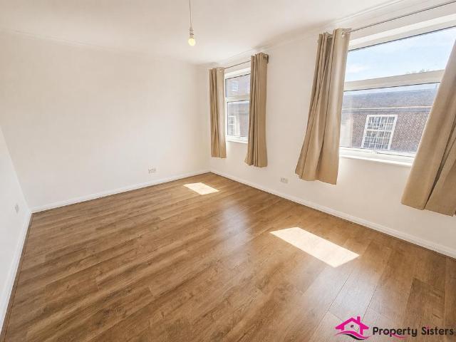 Milldene, Daws Lane, Mill Hill, NW7 2 bed maisonette to rent £1,800 pcm £415 pw