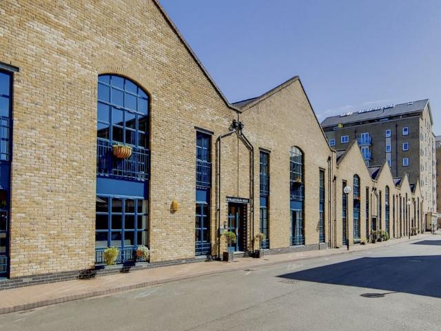 Millennium Drive, Isle Of Dogs E14, 2 bed flat to rent, £2,750 pcm | PrimeLocation