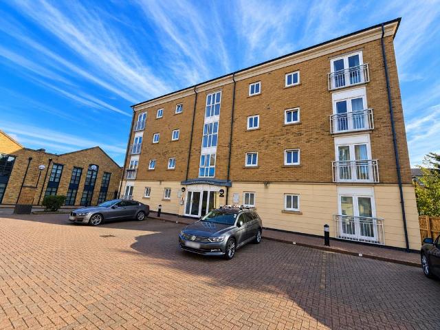 Millennium Drive, London, E14 2 bed apartment to rent £2,500 pcm £577 pw