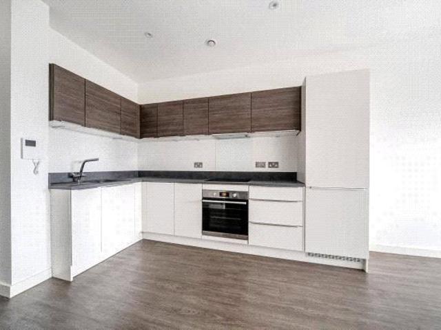 Millennium Way, Bracknell, RG12 2 bed flat to rent £1,530 pcm £353 pw