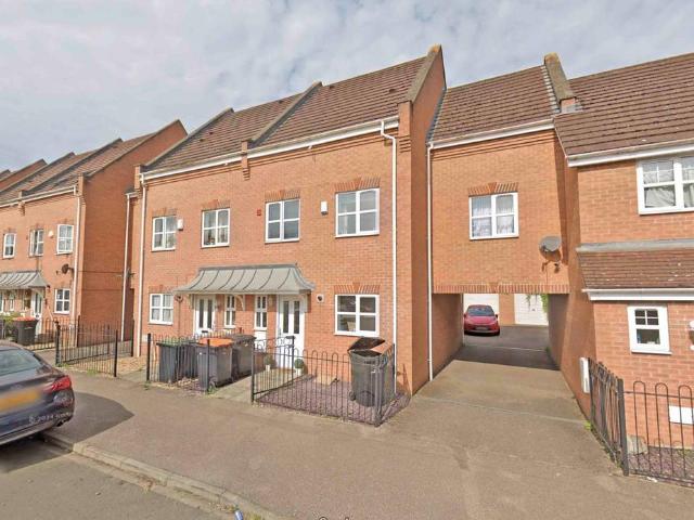 Miller Road, Bedford 5 bed semi detached house to rent £3,000 pcm £692 pw