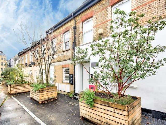 Millers Terrace, Dalston, London E8, 1 bed flat to rent, £2,050 pcm | PrimeLocation