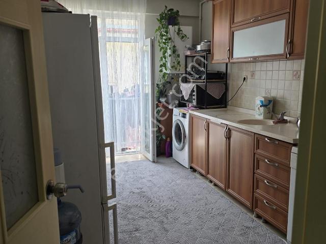 Millet Caddesi Üzerinde Satılık 2+1 Geniş Daire