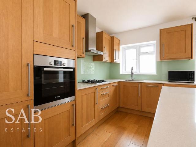 Millet Road, Greenford, UB6 3 bed ground floor flat to rent £2,400 pcm £554 pw