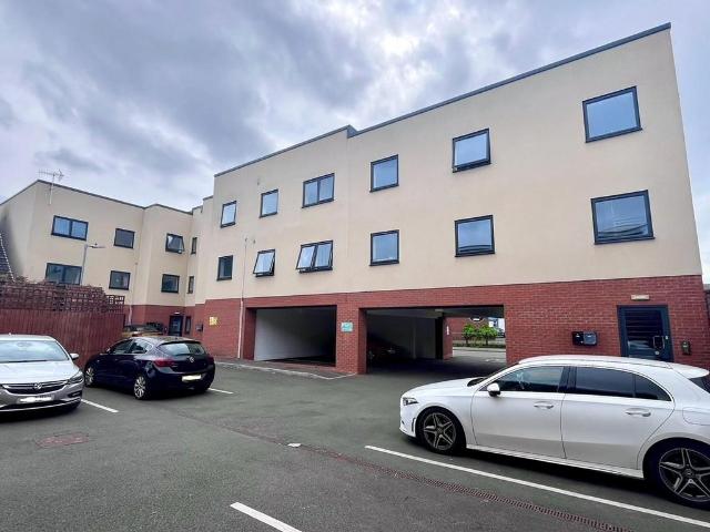 Millfields Road, Wolverhampton 2 bed flat to rent £850 pcm £196 pw