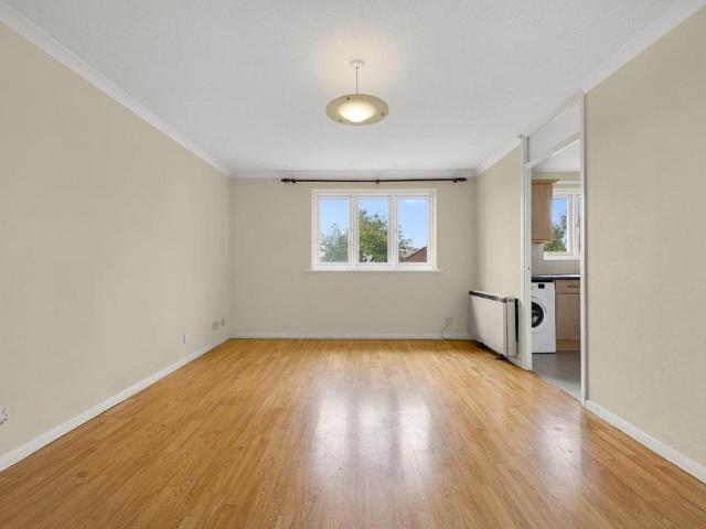 Millhaven Close, Chadwell Heath, RM6 2 bed flat to rent £1,600 pcm £369 pw