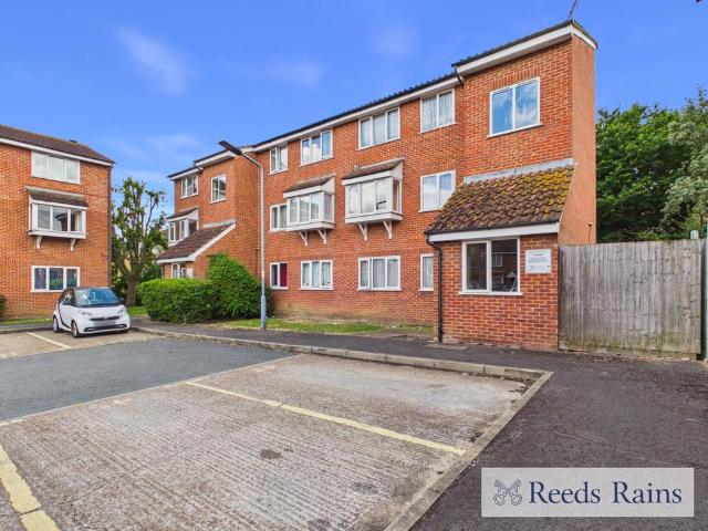 Millhaven Close, Romford RM6 2 bed apartment to rent £1,600 pcm £369 pw