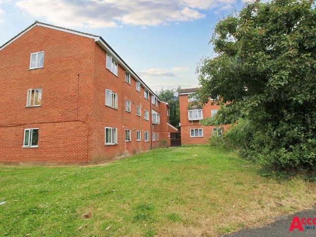 Millhaven Close, Romford RM6, 2 bed flat to rent, £1,600 pcm | PrimeLocation