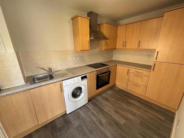 Millhall Court, Plains 2 bed flat to rent £750 pcm £173 pw