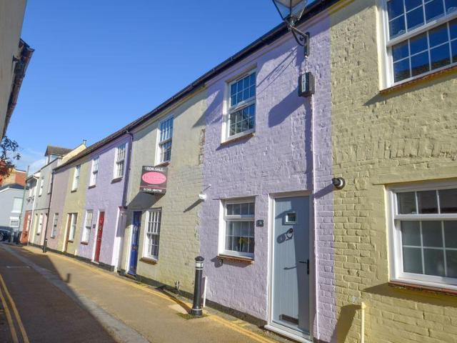 MILLHAMS STREET, CHRISTCHURCH TOWN. 2 bed cottage to rent £1,400 pcm £323 pw