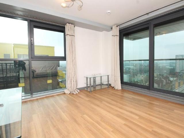 Millharbour, Canary wharf, London E14 2 bed apartment to rent £2,500 pcm £577 pw