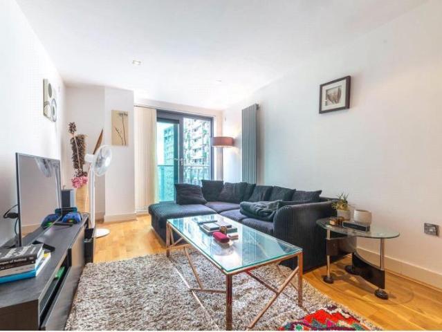 Millharbour, Canary Wharf, London, E14 2 bed apartment to rent £2,747 pcm £634 pw