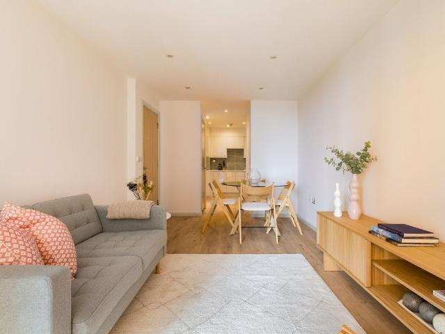 Millharbour, London E14, 1 bed flat to rent, £3,150 pcm | PrimeLocation