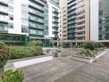 Millharbour, London E14 2 bed flat to rent £2,450 pcm £565 pw