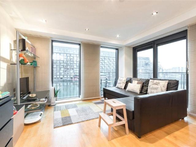 Millharbour, London, E14 2 bed flat to rent £2,400 pcm £554 pw