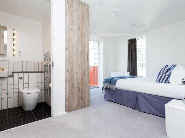Millharbour, London, E14 3 bed flat to rent £5,600 pcm £1,292 pw