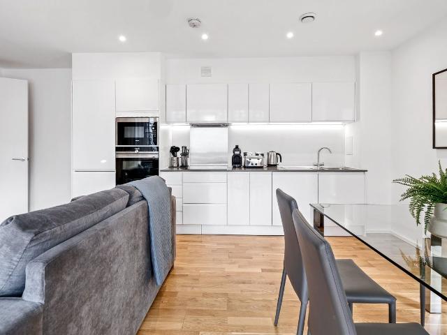 Millharbour, Millwall E14, 2 bed flat to rent, £5,100 pcm | PrimeLocation