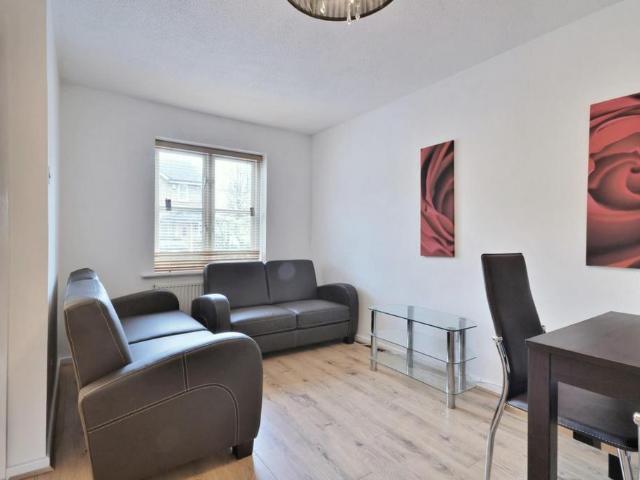 Milligan Street, London, E14. 2 bed terraced house to rent £2,496 pcm £576 pw