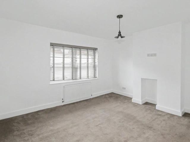 Mills Road, Hersham Village
