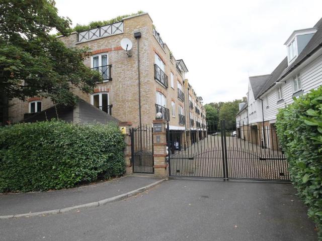 Millpond Place, Carshalton 2 bed flat to rent £1,700 pcm £392 pw