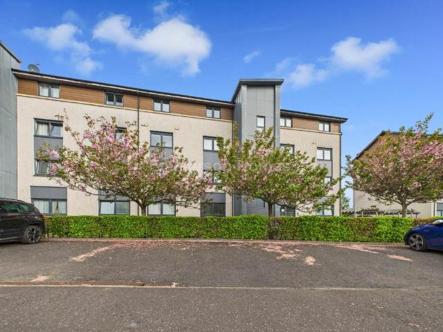 Millview Crescent, Johnstone PA5 2 bed flat to rent £850 pcm £196 pw