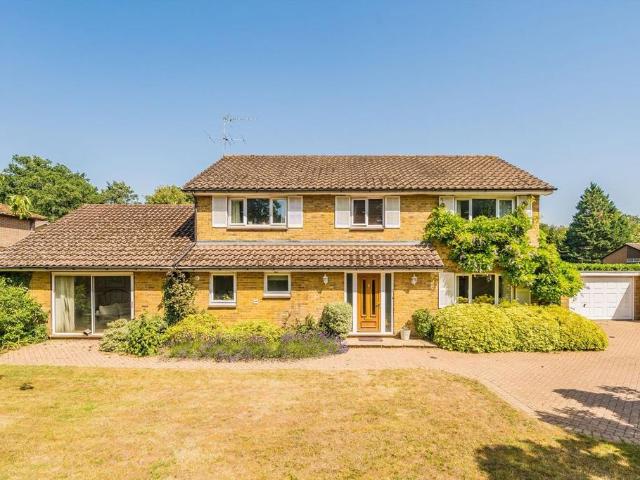 Milner Drive, Cobham KT11 5 bed house to rent £4,950 pcm £1,142 pw