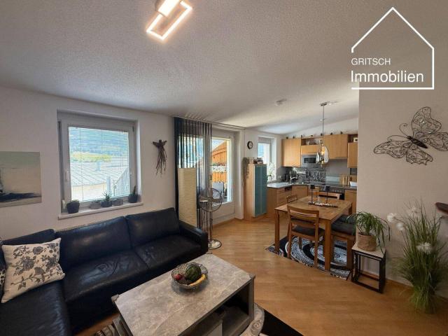 MILS Charmante 3 Zimmer Dachgeschosswohnung mit Panoramablick, Balkon & Tiefgaragenplatz