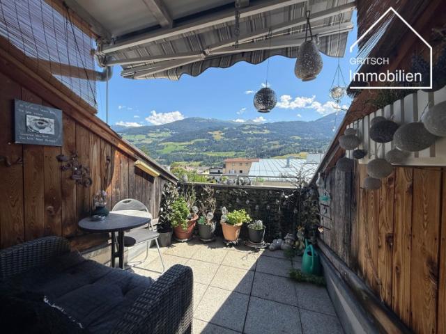 MILS Charmante 3 Zimmer Dachgeschosswohnung mit Panoramablick, Balkon & Tiefgaragenplatz