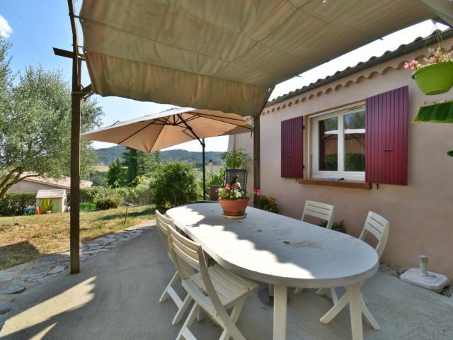 MIRABEAU 04510 – Maison individuelle avec 3 chambres, véranda, garage et vue dégagée