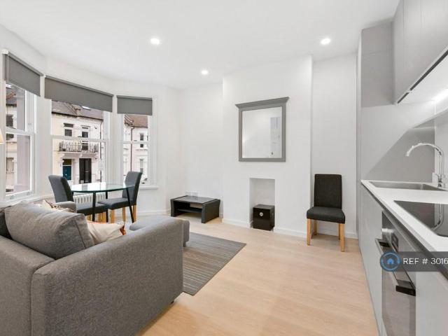 Mirabel Road, London, SW6 2 bed flat to rent £2,600 pcm £600 pw