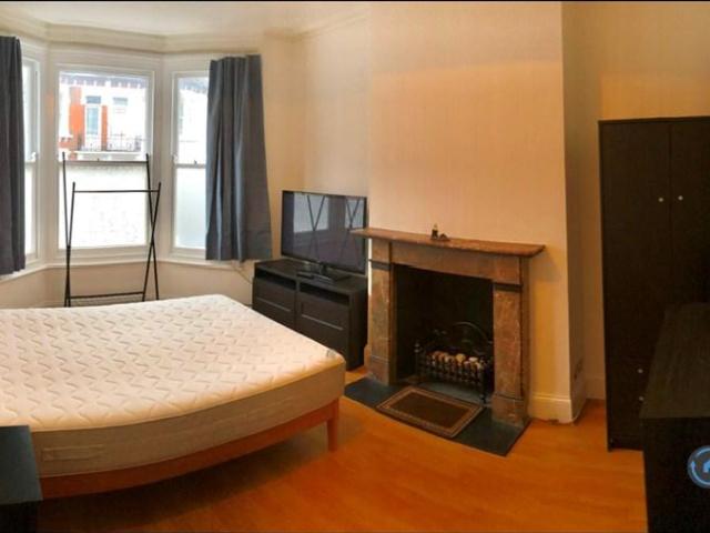 Mirabel Road, London, SW6 2 bed flat to rent £2,800 pcm £646 pw