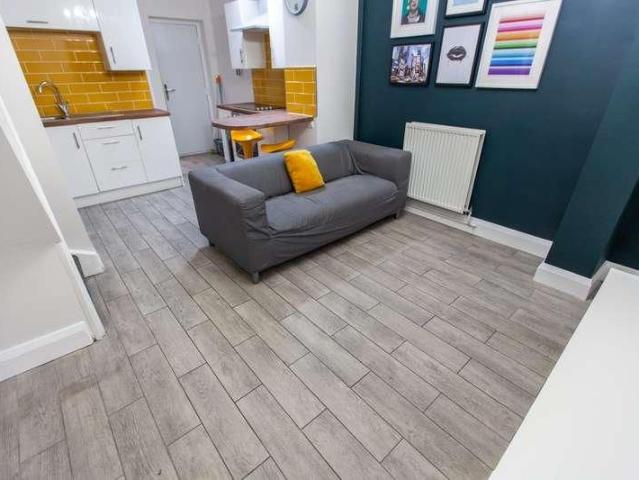 Mirfield Street, L6