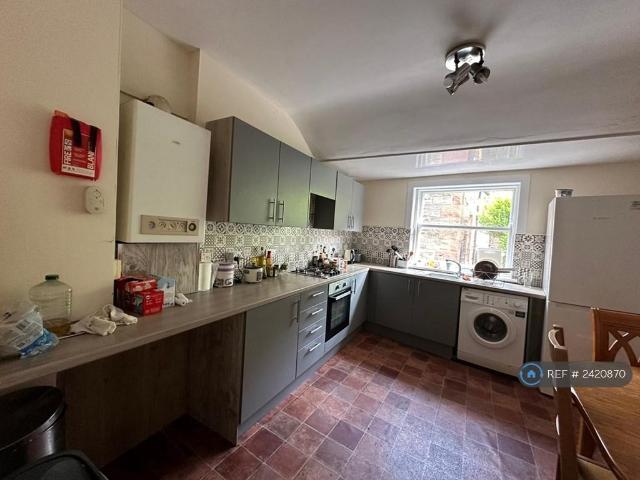 Mirrlees Lane, Glasgow, G12 2 bed semi detached house to rent £1,400 pcm £323 pw