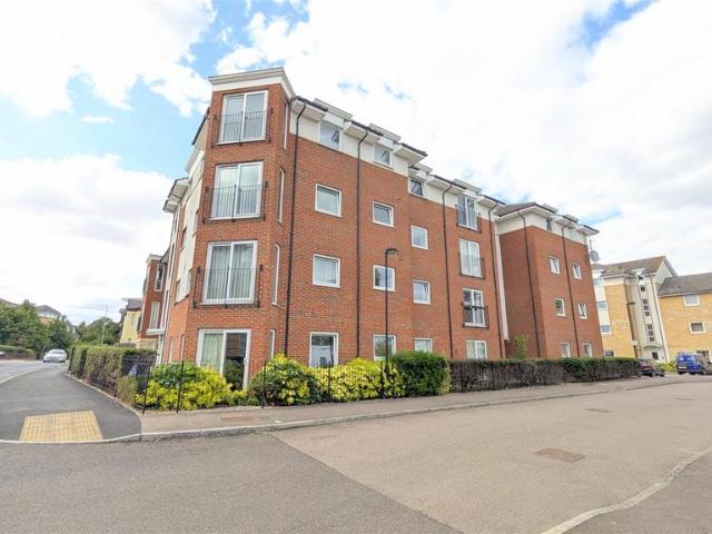 Mistral Court, Bakers Close, St Albans 2 bed apartment to rent £1,700 pcm £392 pw