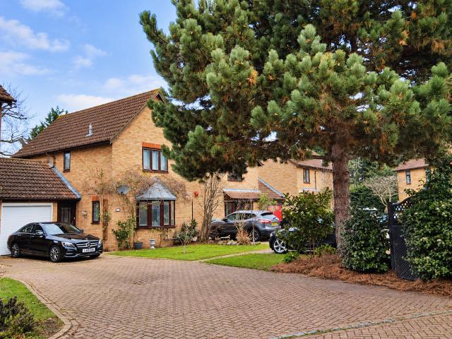 Mistys Field, Walton on Thames KT12 3 bed link detached house to rent £2,595 pcm £599 pw