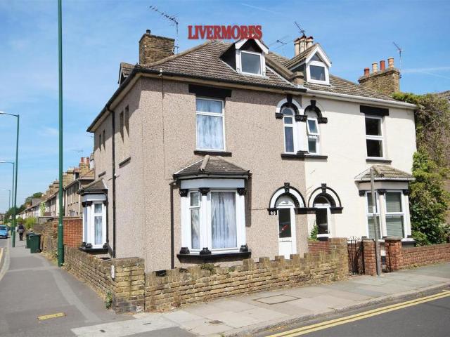 Miskin Road, Dartford, Kent 4 bed semi detached house to rent £2,000 pcm £462 pw