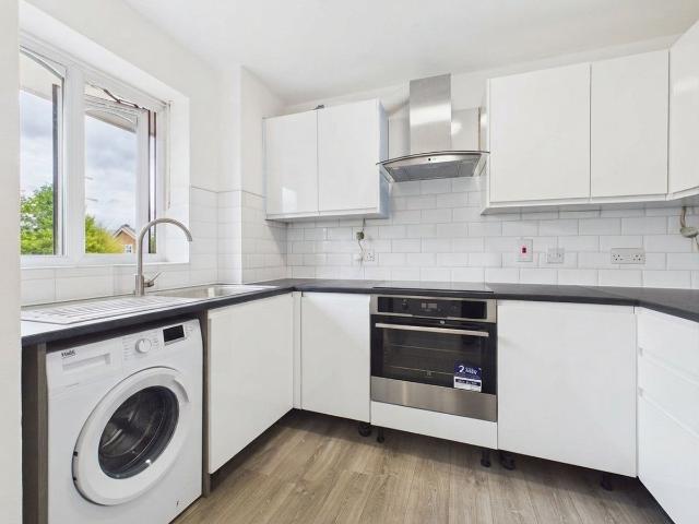 Missenden Gardens, Burnham, Slough SL1, 2 bed flat to rent, £1,500 pcm | PrimeLocation