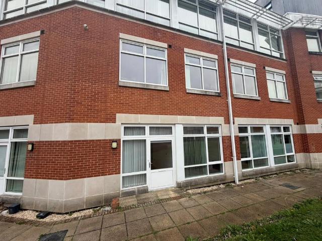 Missenden House Chalfont Park. 2 bed apartment to rent £1,550 pcm £358 pw