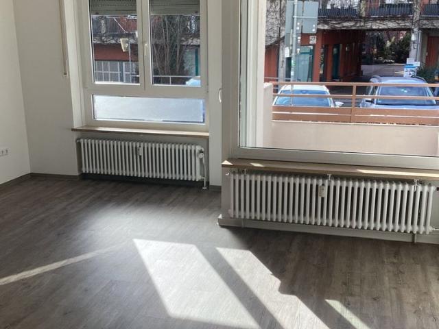 Mitten drin: Renovierte, helle 3 Zi. Wohnung mit Balkon