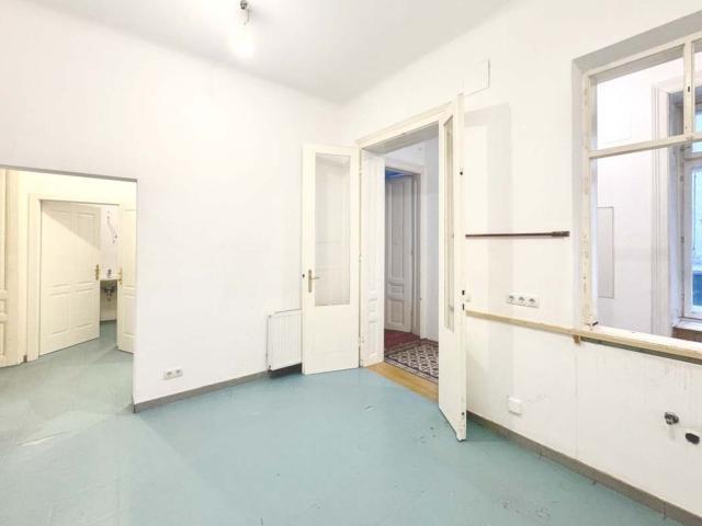 Mitten im 7.! Freundliche, Sanierungsbedürftige Altbauwohnung mit Potenzial in Hofruhelage!