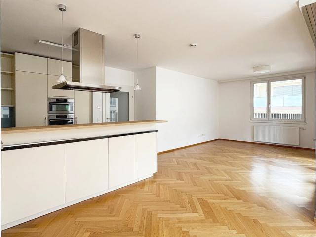 Mitten im 7. ruhige, sonnige Familienwohnung mit vielen Extras 2 Garagenstellplätze optional
