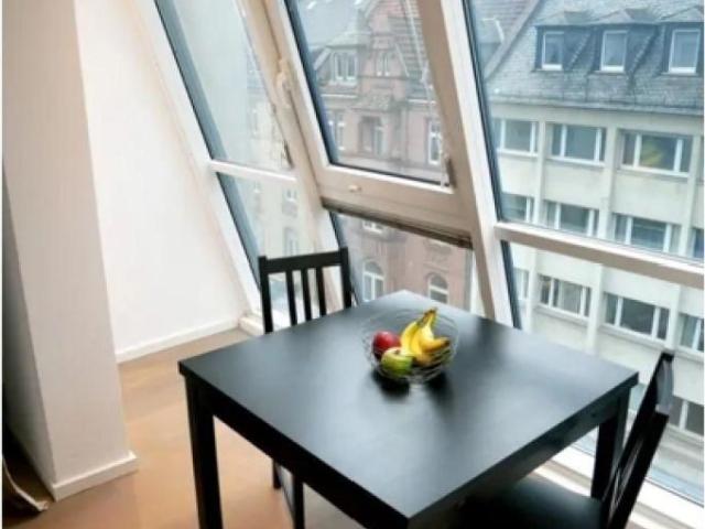 MITTEN IM LEBEN: 2 Zimmer mit Balkon + Skyline Blick nahe dem Willy Brandt Platz gelegen