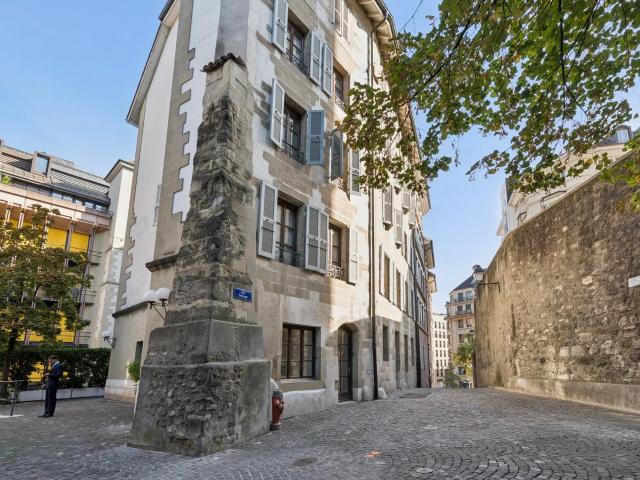 MITTEN IM ZENTRUM VON GENF – NIEDRIGE STRASSEN – ELEGANTES DUPLEX MIT AUFZUG