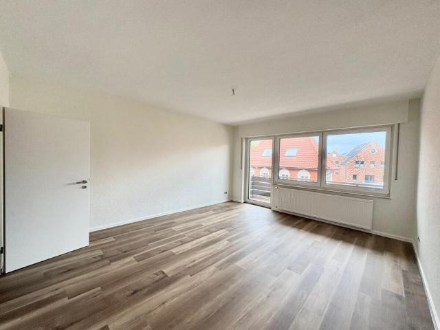 Mitten im Zentrum! Sanierte Obergeschosswohnung mit 2 Balkonen in einem Wohn und Geschäftshaus