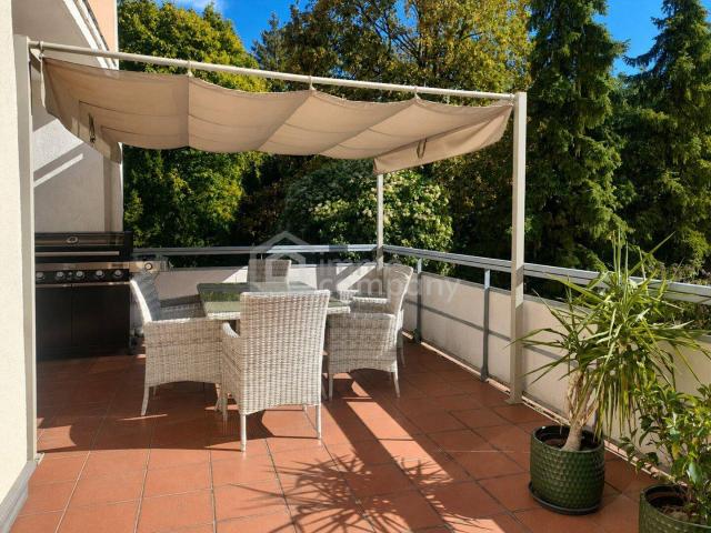 MITTEN IN BRUCK. TERRASSE IM GRÜNEN